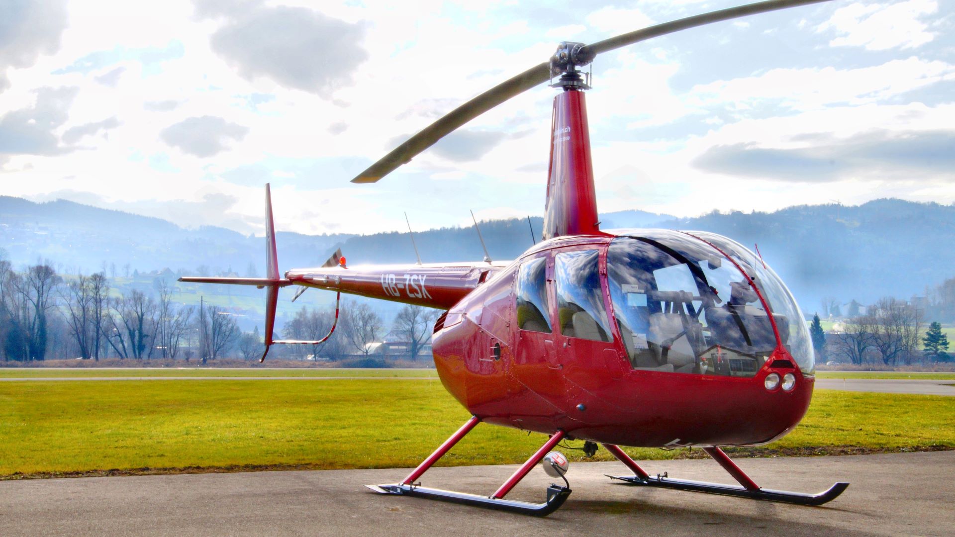 Helikopter HB-ZSX vorne seitlich